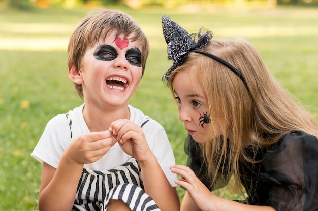 Smiley-Kinder mit Kostümen