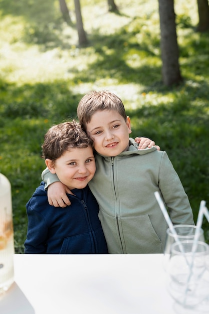 Kostenloses Foto smiley-kinder mit mittlerer aufnahme umarmen sich