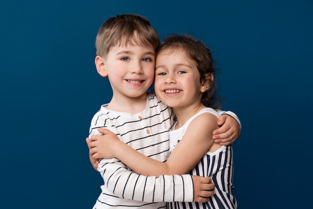 Smiley kleine Kinder, die sich gegenseitig halten