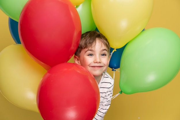 Smiley kleiner Junge, der einen Geburtstag feiert