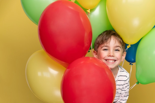 Smiley kleiner Junge, der einen Geburtstag feiert