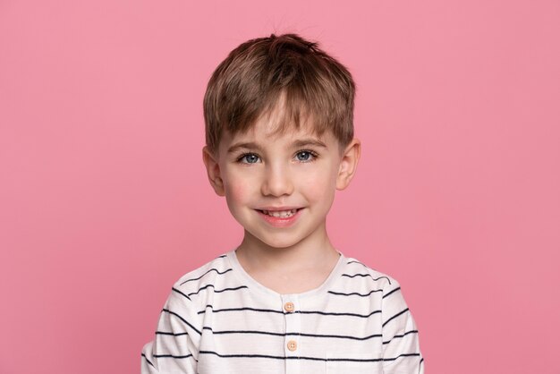 Smiley kleiner Junge isoliert auf rosa