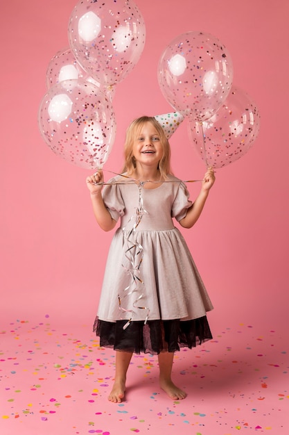 Smiley kleines Mädchen mit Luftballons im Kostüm