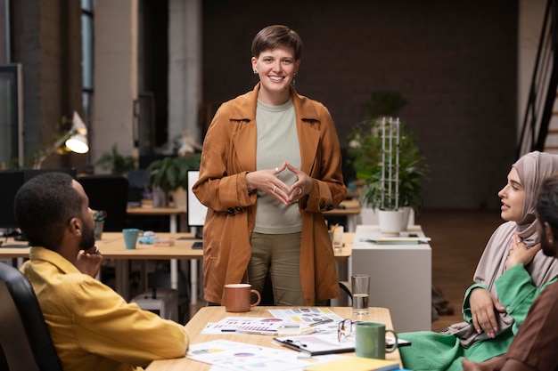 Kostenloses Foto smiley-kollegen am tisch hautnah