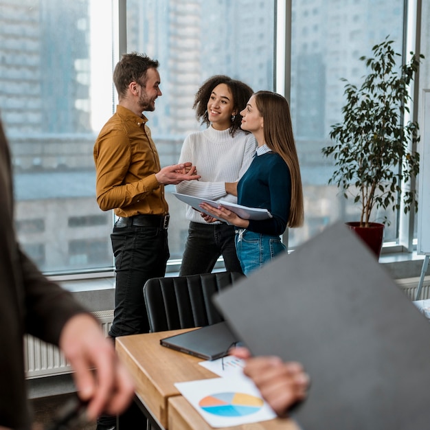 Smiley-Kollegen im Büro während eines Meetings