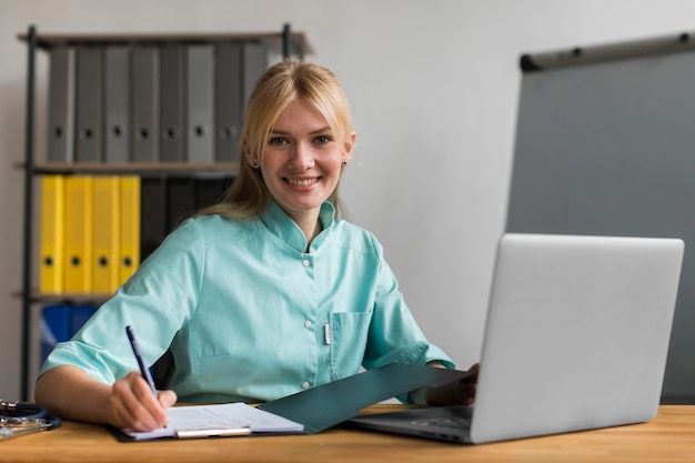 Smiley-Krankenschwester im Büro