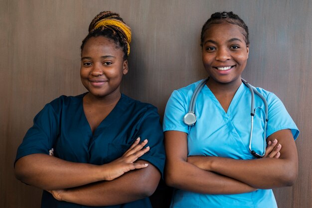 Smiley-Krankenschwestern der Vorderansicht bei der Arbeit