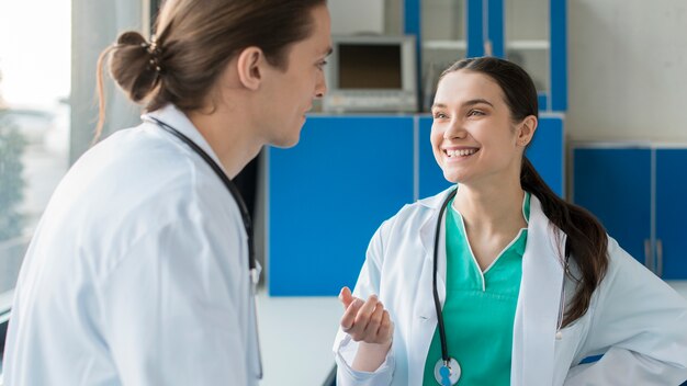 Smiley-Krankenschwestern reden
