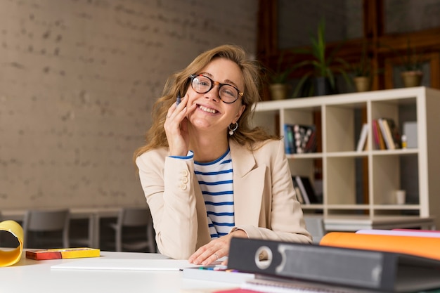 Smiley Lehrer Am Schreibtisch Kostenlose Foto