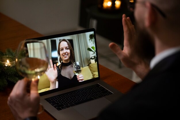 Smiley-Leute bei virtuellem Date auf dem hohen Winkel des Laptops