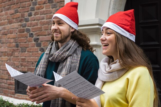 Kostenloses Foto smiley-leute der seitenansicht, die zusammen singen