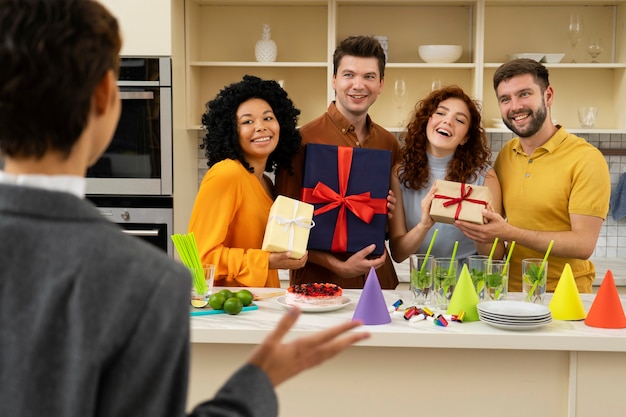 Smiley-Leute, die mittleren Schuss aufwerfen