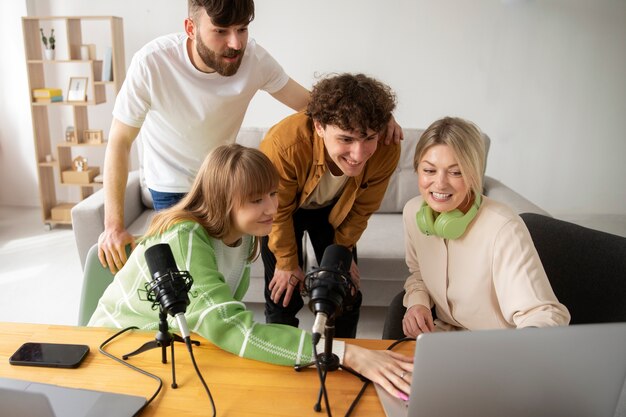 Smiley-Leute, die Podcast-Mittelaufnahme aufnehmen