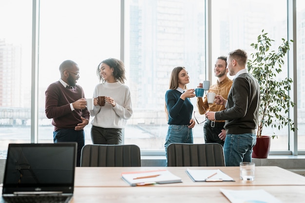 Smiley-Leute machen eine Kaffeepause von einem Meeting