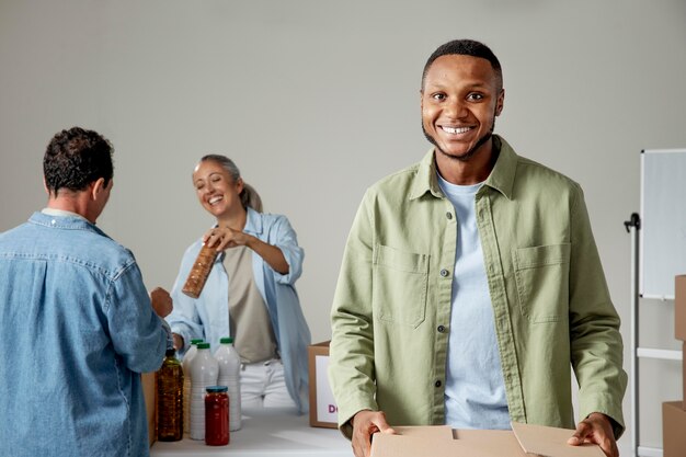 Smiley-Leute mit mittlerem Schuss, die Essen spenden