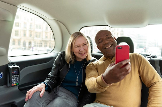 Smiley-Leute mit mittlerem Schuss mit Telefon