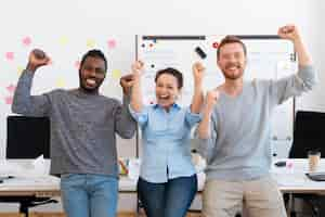 Kostenloses Foto smiley-leute mit mittlerer aufnahme bei der arbeit