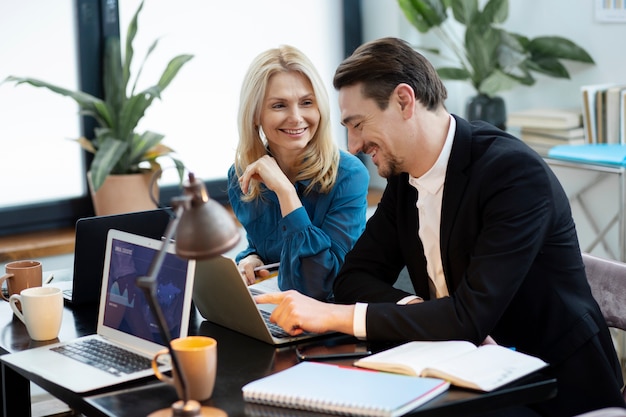 Smiley-Leute mit mittlerer Aufnahme bei der Arbeit
