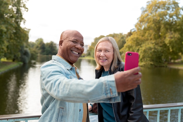 Smiley-Leute mit mittlerer Aufnahme, die Selfies machen