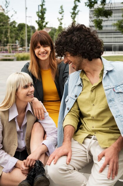 Smiley-Leute mit mittlerer Aufnahme, die verliebt sind