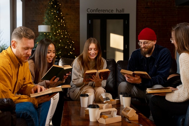 Smiley-Leute mit mittlerer Aufnahme im Buchclub