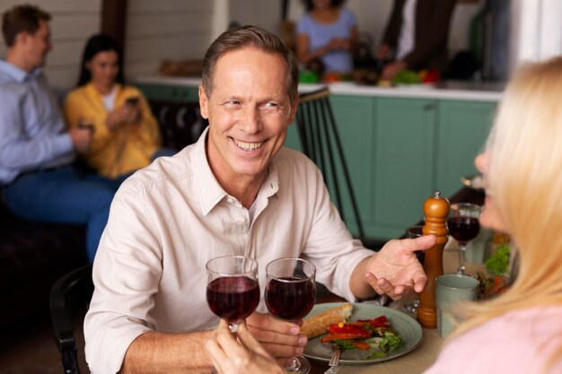 Smiley-Leute mit Wein hautnah