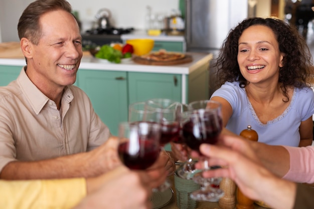 Kostenloses Foto smiley-leute mit wein hautnah