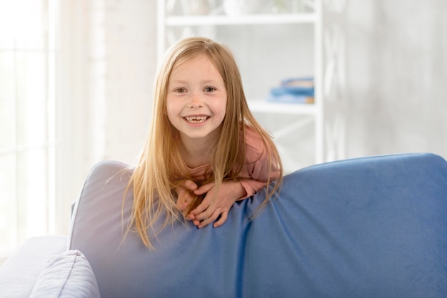 Kostenloses Foto smiley-mädchen auf der couch