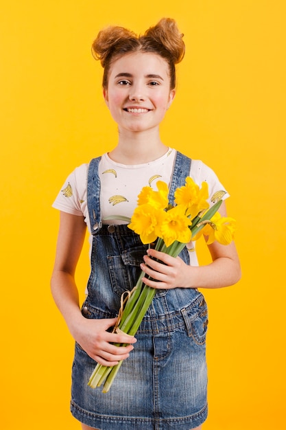 Smiley-Mädchen, das Blumen hält