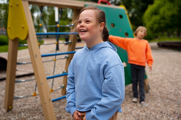 Smiley-Mädchen der Seitenansicht mit Down-Syndrom