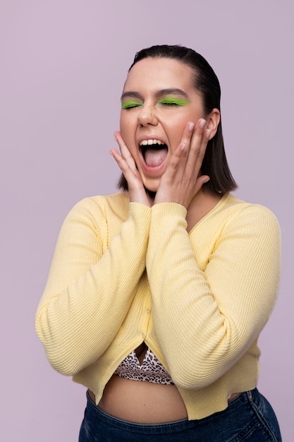 Smiley-mädchen der seitenansicht mit gen-z-make-up