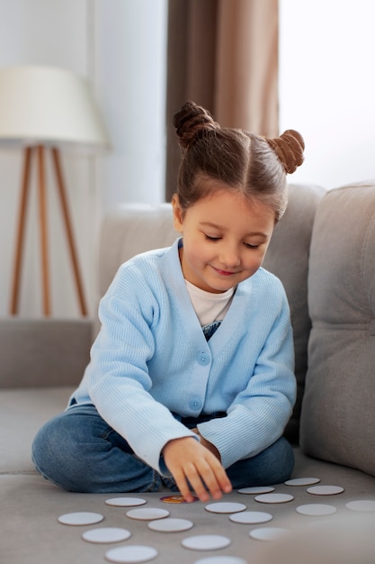 Smiley-Mädchen der Vorderansicht auf der Couch