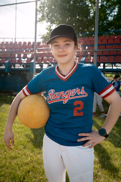 Kostenloses Foto smiley-mädchen der vorderansicht, das ball hält