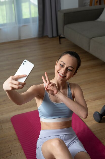 Smiley-Mädchen des hohen Winkels, das selfie nimmt