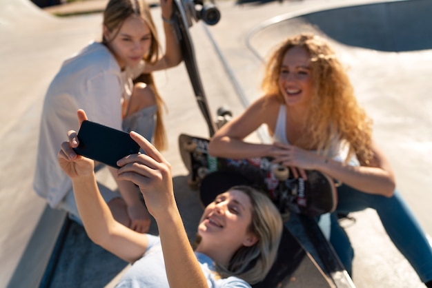 Smiley-Mädchen des hohen Winkels, die selfie nehmen