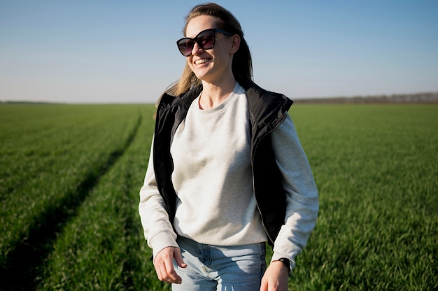 Smiley-Mädchen im Feld mit Sonnenbrille