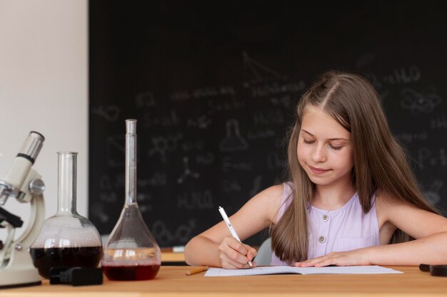 Smiley-Mädchen lernt mehr über Chemie im Unterricht