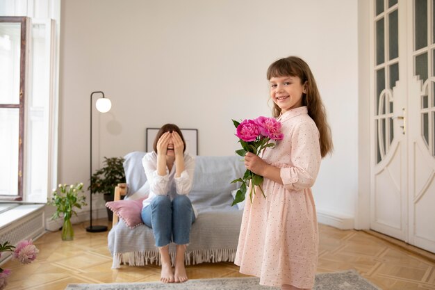 Smiley-Mädchen mit mittlerem Schuss, das Blumen hält