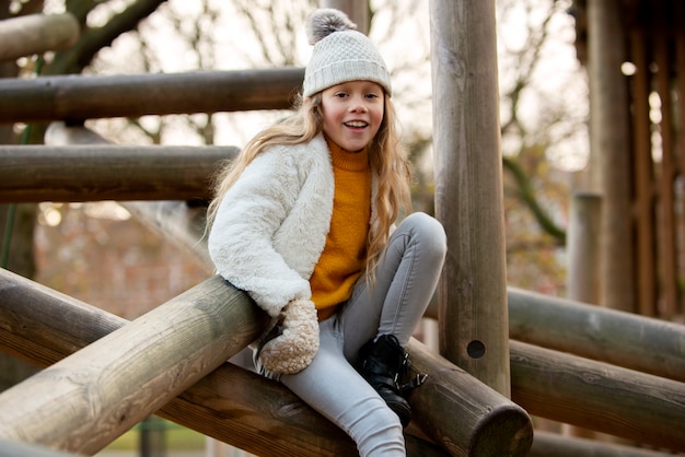 Smiley-Mädchen mit mittlerem Schuss, das Spaß hat