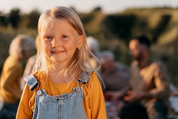 Smiley-Mädchen mit mittlerem Schuss im Freien