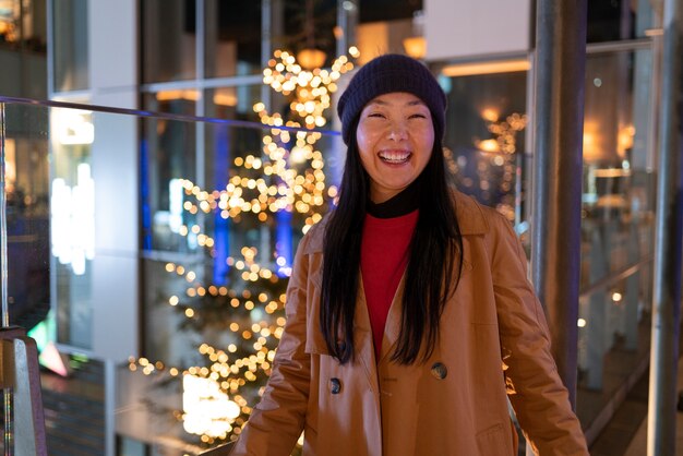 Smiley-Mädchen mit mittlerem Schuss im Freien