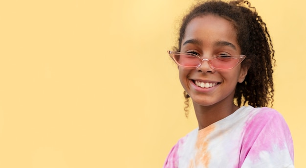 Kostenloses Foto smiley-mädchen mit mittlerem schuss mit kopienraum