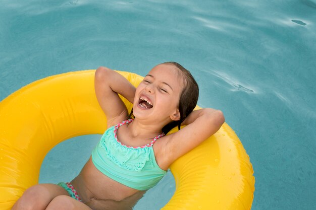 Smiley-Mädchen mit mittlerem Schuss mit Rettungsring