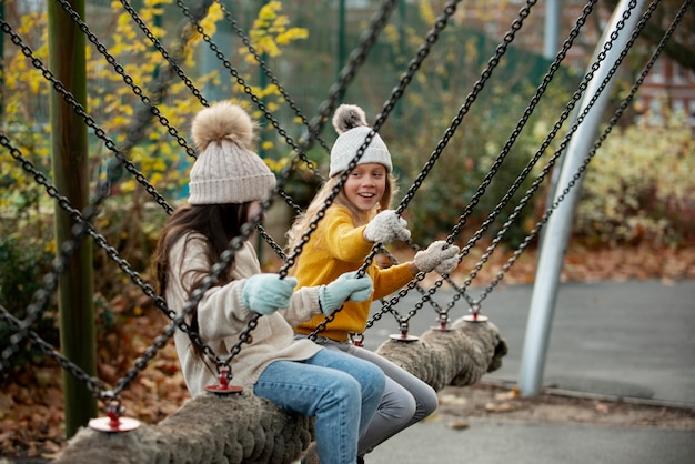 Smiley-Mädchen mit mittlerer Aufnahme im Freien