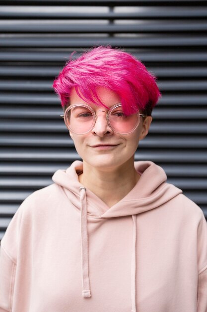 Smiley-Mädchen mit rosa Haaren und Brille