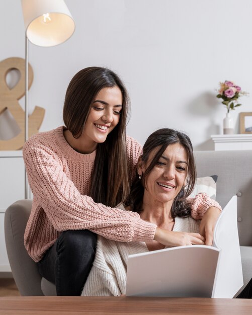 Smiley Mädchen und Mutter lesen