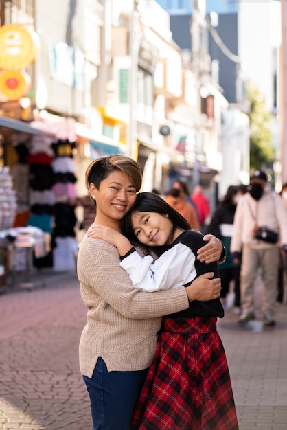 Kostenloses Foto smiley-mädchen und mutter mit mittlerem schuss