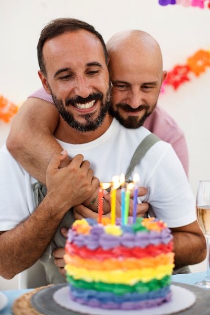 Smiley-Männer der Vorderansicht, die mit Kuchen feiern