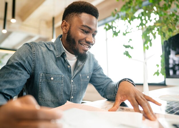 Smiley-Mann, der an der mittleren Einstellung des Projekts arbeitet