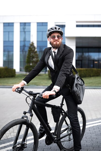 Smiley-Mann, der mit dem Fahrrad arbeitet, voller Schuss